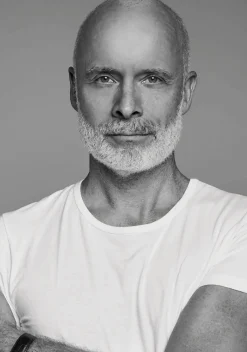 Mart Visser by ZINZI zilveren ring geknoopte vorm bezet met witte zirconia's MVR19