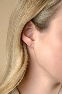 5mm ZINZI Gold 14 krt gouden fantasie oorknoppen in bloemvorm, bezet met vier ronde witte zirkonia's ZGO519