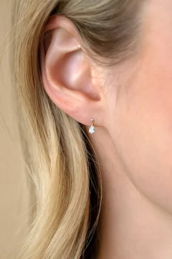 8mm ZINZI Gold 14 krt gouden oorknoppen met een peervormige en ronde witte zirkonia ZGO514