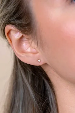 3mm ZINZI Gold 14 krt gouden oorknoppen met drie witte zirconia's in driehoekvorm gezet ZGO412