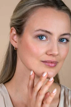 11mm ZINZI Gold 14 krt gouden oorringen, bezet met witte zirconia's met luxe klapsluiting 11mm x 2mm vierkante buis ZGO569Z