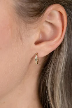 15mm ZINZI Gold 14 krt gouden oorringen, bezet met witte zirconia's met luxe klapsluiting 15mm x 2mm vierkante buis ZGO571Z