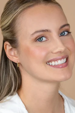 13mm ZINZI Gold 14 krt gouden rechthoekige oorringen, bezet met witte zirconia's en luxe klapsluiting 2mm vierkante buis ZGO575Z