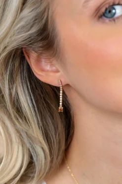 26mm ZINZI gold plated zilveren tennis oorstekers met een rijzetting champagnekleurige zirkonia's en iets grotere donkerbruine zirkonia's ZIO2894C