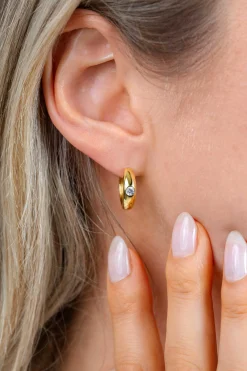 16mm ZINZI gold plated zilveren oorringen organisch gevormd met witte zirkonia 4,5mm breed met luxe klapsluiting ZIO2898