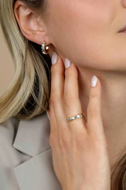 15,5mm ZINZI goldplated zilveren oorringen bezet met baguette-geslepen zirkonia’s in een modern lijnenspel, luxe klapsluiting ZIO2829