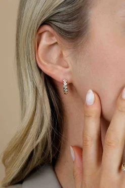 15,5mm ZINZI goldplated zilveren oorringen bezet met baguette-geslepen zirkonia’s in een modern lijnenspel, luxe klapsluiting ZIO2829
