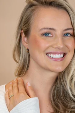 16,5mm ZINZI goldplated zilveren oorringen met speelse structuur en een rij witte zirkonia's in het midden, luxe klapsluiting ZIO2834Y