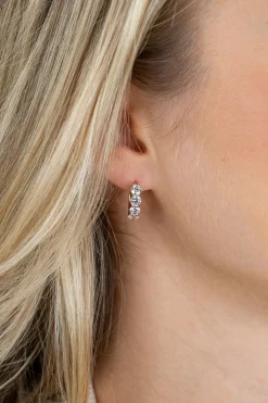 16mm ZINZI goldplated zilveren tennis oorringen bezet met vijf ronde witte zirkonia's, 4mm buisdikte en luxe klapsluiting ZIO2808