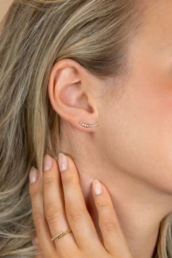 15mm ZINZI goldplated zilveren oorstekers met asymmetrische curve bezet met negen witte zirkonia's ZIO2818