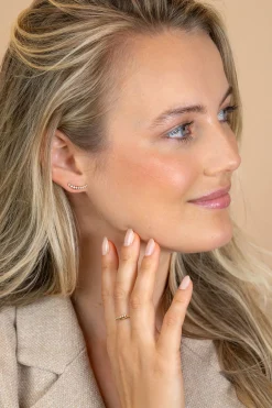 15mm ZINZI goldplated zilveren oorstekers met asymmetrische curve bezet met negen witte zirkonia's ZIO2818