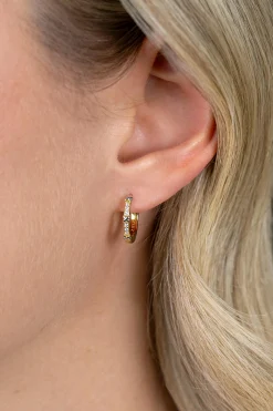 15mm ZINZI goldplated zilveren oorringen met kleine kruisjes tussen de witte zirkonia's, luxe klapsluiting ZIO2814