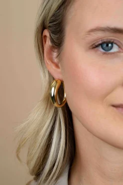 32mm ZINZI goldplated zilveren oorringen met een bolle aflopende vorm en handige bovensluiting ZIO2789G