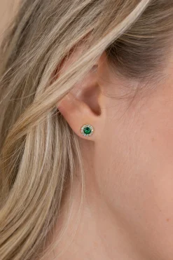 6,5mm ZINZI goldplated zilveren oorstekers met smaragdgroene kleursteen in entourage zetting ZIO2697G