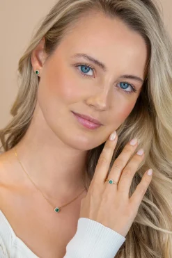 6,5mm ZINZI goldplated zilveren oorstekers met smaragdgroene kleursteen in entourage zetting ZIO2697G