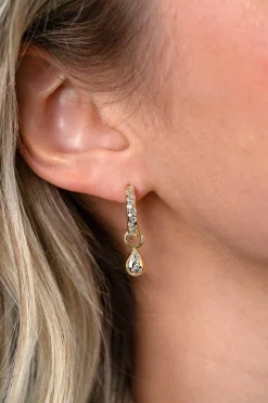 15mm ZINZI goldplated zilveren oorringen met witte zirkonia’s in speelse druppelvorm verwerkt, luxe klapsluiting ZIO2871