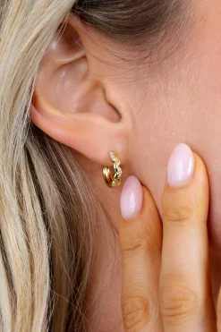 13mm ZINZI gold plated zilveren oorringen met een sierlijk golvend design, subtiel bezet met witte zirkonia’s, luxe klapsluiting ZIO2875