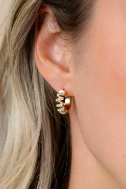16mm ZINZI gold plated zilveren oorringen met een sierlijk open golvend design, bezet met witte zirkonia’s, luxe klapsluiting ZIO2877Y