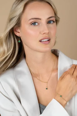 26mm ZINZI gold plated zilveren oorstekers met kettinkje en een bungelende ronde groene kleursteen ZIO2660G