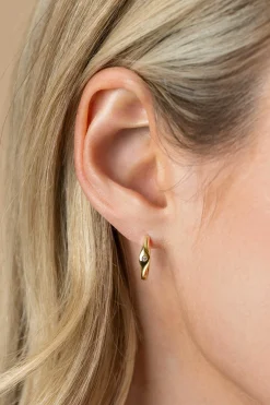 15mm ZINZI gold plated zilveren oorringen organisch gevormd, bezet met witte zirconia en met luxe klapsluiting ZIO2628