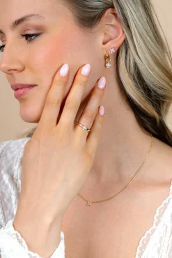 7,5mm ZINZI gold plated zilveren oorknoppen met bloem bezet met vier druppelvormige witte zirconia's ZIO2624