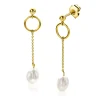 37mm ZINZI gold plated zilveren oorstekers met open rondje en kettinkje met bungelend witte zoetwaterparel in organische vorm ZIO2615