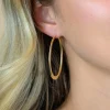 48mm ZINZI gold plated zilveren ovale oorringen met organisch gevormde buis 2mm breed en handige bovensluiting ZIO2701G