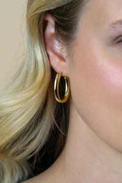 28mm ZINZI gold plated zilveren oorringen met organisch gevormde buis 3mm breed en handige bovensluiting ZIO2700G