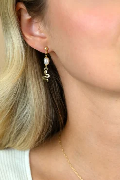 35mm ZINZI gold plated zilveren oorstekers met slang en witte zoetwaterparel ZIO2761