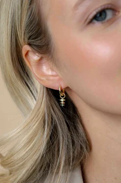 13mm ZINZI gold plated zilveren oorbedels met drie peervormige zettingen in aflopende grootte, bezet met peridot, champagne en donkergroene kleurstenen ZICH2631GC (zonder oorringen)