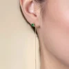 80mm ZINZI gold plated zilveren doortrek oorbellen met chatonzetting 5mm groene kleursteen en sierlijk kettinkje ZIO2576GG