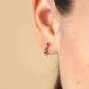 12mm ZINZI gold plated zilveren oorringen bezet met ronde witte zirconia's en rood granaat kleurstenen 2mm buisdikte met luxe klapsluiting ZIO2558