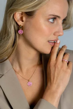 15mm ZINZI gold plated zilveren ronde smiley oorbedels, bezet met trendy roze emaille ZICH2312R (zonder oorringen)
