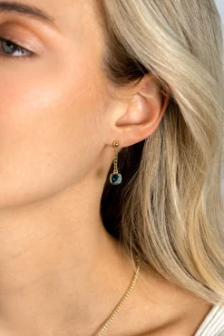 25mm ZINZI gold plated zilveren oorstekers met gourmet kettinkje en vierkante zetting bezet met indigo blauwe kleursteen ZIO2417G