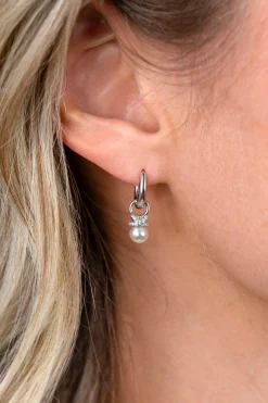 8mm ZINZI zilveren oorbedels met een witte parel en een strikvormige zetting bezet met witte zirkonia’s ZICH2863 (zonder oorringen)