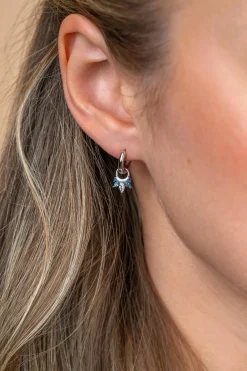 10mm ZINZI zilveren oorbedels met vijf speelse zettingen in aflopende grootte, bezet met blauwe kleurstenen en witte zirconia ZICH2633B (zonder oorringen)