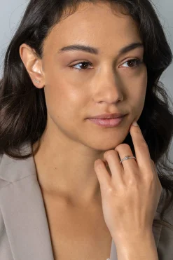 10mm ZINZI zilveren oorknoppen met een sierlijke boog, bezet met zeven witte zirconia's ZIO2426