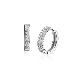 15mm ZINZI zilveren oorringen bezet met een rij witte zirkonia’s in verfijnde chatonzetting, luxe klapsluiting ZIO2870