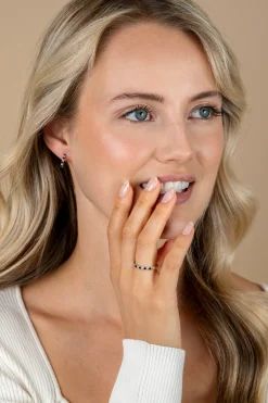 12mm ZINZI zilveren oorringen bezet met witte en zwarte zirkonia's 2mm buisdikte met luxe klapsluiting ZIO2559Z