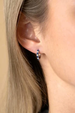 12mm ZINZI zilveren oorringen bezet met ronde witte zirconia's en donkerblauwe kleurstenen 2mm buisdikte met luxe klapsluiting ZIO2559
