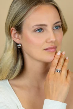 17mm ZINZI zilveren oorringen met 2 banen en verbonden staafje met witte zirkonia’s, luxe scharniersluiting ZIO2728