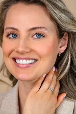 13mm ZINZI zilveren oorringen met drie roosjes, bezet met witte zirkonia’s, luxe klapsluiting ZIO2873