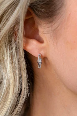 15mm ZINZI zilveren oorringen met een opengewerkt sierlijk hart waarbij een rij witte zirkonia’s vloeiend door het hart loopt, luxe klapsluiting ZIO2874