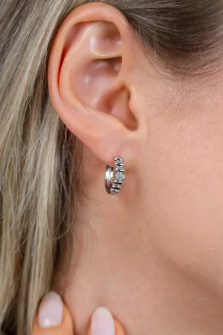 15mm ZINZI zilveren oorringen met sierlijk gladde ovalen, waarbij de middelste is bezet met witte zirkonia’s, luxe klapsluiting ZIO2876