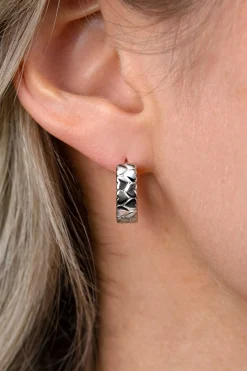 16mm ZINZI zilveren oorringen met twee rijen aaneengeschakelde gladde hartjes, 5mm buisdikte en luxe klapsluiting  ZIO2882