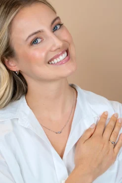 14mm ZINZI zilveren oorringen met ronde zirkonia, sierlijk omklemd door twee golvende banen, met luxe klapsluiting ZIO2766