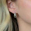 17mm ZINZI zilveren oorstekers in druppelvorm met golvende rij witte zirkonia's ZIO2707