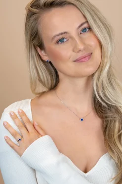 6,5mm ZINZI zilveren oorstekers met saffierblauwe kleursteen in entourage zetting ZIO2697B