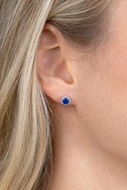 6,5mm ZINZI zilveren oorstekers met saffierblauwe kleursteen in entourage zetting ZIO2697B