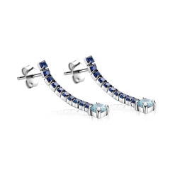 26mm ZINZI zilveren tennis oorstekers met een rijzetting saffierblauwe zirkonia's en iets grotere lichtblauwe zirkonia's ZIO2894B